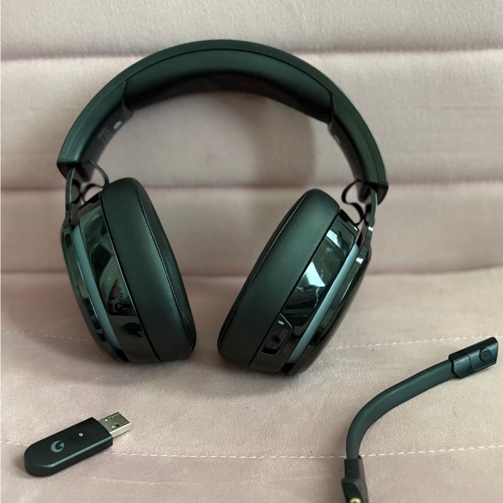 Wireless gaming headset